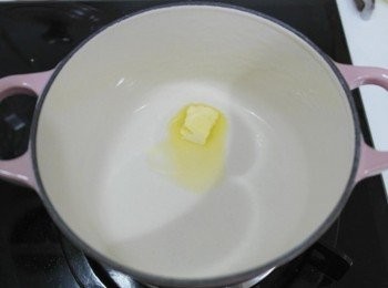 step3: 取一小鍋將奶油放入~~