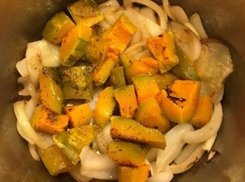 step3: 加入南瓜, 然後加入麵粉, 繼續把有關材料炒香