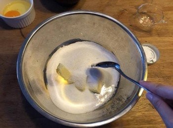 step1: 將無鹽牛油放於室溫回軟後，加入鹽及糖拌勻