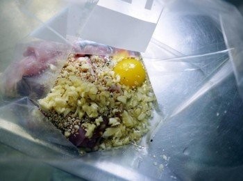 step2: 將所有的<span class="group_2">醃料</span>與雞腿肉放置袋中，輕輕搓揉至<span class="group_2">醃料</span>均勻，醃漬30分