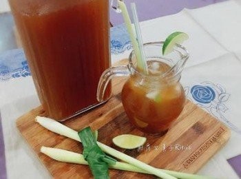 step8: 撈掉香茅，裝瓶後冷藏。飲用時可於杯中加片檸檬增加香氣喔！ 也歡迎到我的臉書專頁逛逛喔～ https://m.facebook.com/Womanritaskitchen/