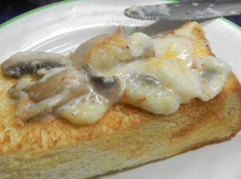 step11: 吃的時候將<span class="group_2">蘑菇培根醬</span>塗抹在麵包上，大大的咬一口，非常的好吃喔!!