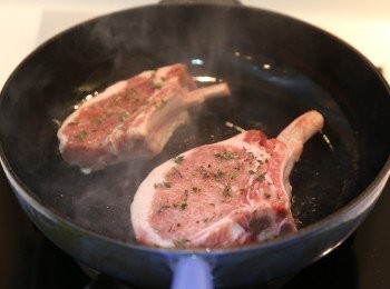 step2: (2) 熱鍋下油把已醃的豬鞍扒用大火每邊煎一分鐘 (封鎖肉汁)