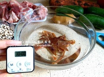 step1: 鱆魚剪成細塊 , 放入大碗內加水浸過面30分鐘