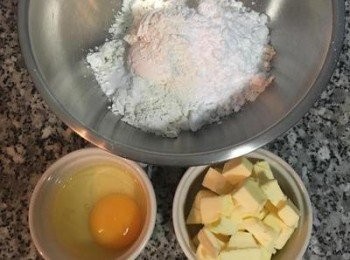 step2: 將塔皮的材料秤好，鹽和糖先與麵粉混勻。