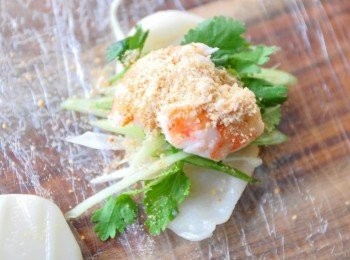 step5: 最後灑上花生粉，捲起來!