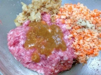 step3: 豬肉攪拌出筋和1、2混合，塩麴、米酒、胡椒粉調味