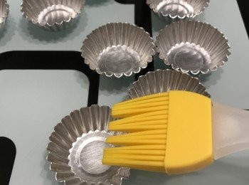 step5: 與被它冇塗上少許菜油