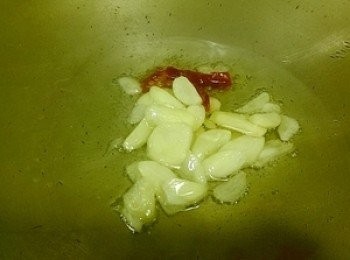 step2: 熱油時先加入鹽及蒜片辣椒爆香