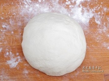 step4: 15分鐘後，重覆步驟2，今次把麵糰搓成表面光滑細緻，再放入膠袋靜置30分鐘。
