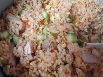 step5: 重點來囉~白飯煮好後將剛才所有備好的<span class="group_1">食材</span>倒入白飯中拌勻利用熱氣加入鹽,胡椒粉,番茄醬以及雞油這時香味撲鼻了!!最後在放入小黃瓜與玉米粒再拌一下~完成