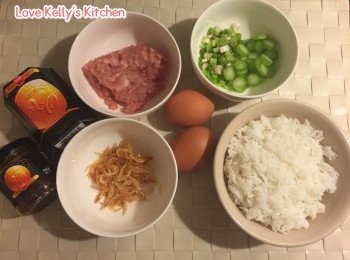 step1: 用調味料醃好肉碎; 撥蛋再炒熟; 菜莖切粒後用滾水烚一烚盛起; 蔥花切粒備用；