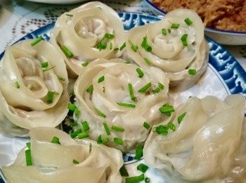 step6: 大火蒸10-15分鐘(因為餃子較大及存放於冰格，時間要長一點)

♧灑上蔥花沾醬油享用～☆(^o^)