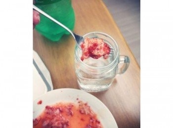 step6: 將草莓泥放進杯子中並且倒入適量的雪碧:)