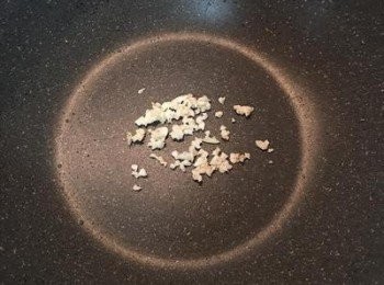 step5: 利用鍋内餘油炒香蒜末。