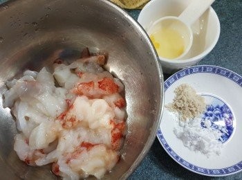 step4: 用<span class="group_2">醃龍蝦料:</span>雞粉半茶匙,蛋白1湯匙,生粉1茶匙醃15分鐘以上