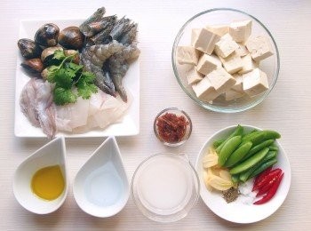 step1: 準備所有材料。蒜頭及辣椒切片,豆腐切小塊狀,太白粉1大匙加水調和備用。