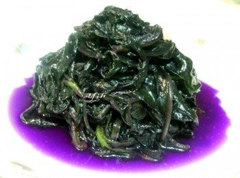 step2: 熱鍋下葵花油爆香老薑.再加入麻油.熄火 (麻油不要大火加熱) 放入洗淨的紅鳳菜.再度開火炒至菜微微軟化. 加入熱開水和鹽蓋上鍋蓋煮至熟軟(紅鳳菜沒煮熟會有一股怪味喔~)