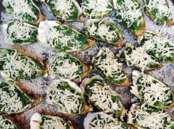 step6: 將餡料釀入蠔殼內，再灑上Mozzarella芝士碎。