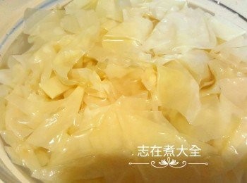 step3: 腐皮剪碎及略洗，放腐皮及洗乾淨雞蛋入鍋內，腐皮基本上能夠在5至10分鐘內完全溶化
