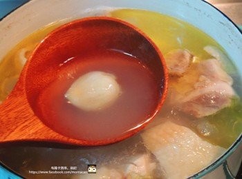 step5: 30分鐘之後的蒜保留原狀，但是已經煮的很透了，一碰就會散開。因此如果不希望蒜頭碎的太厲害的朋友，攪拌湯時請小心