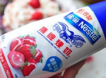 step9: 再取出大人小孩都最♥的【鷹牌煉奶】