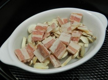 step2: 切片的培根也放入