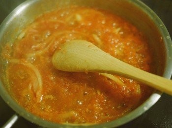 step3: 加入蕃茄蓉煮滾後放糖調味, 放涼後淋上青絲~