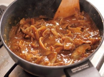 step14: 再開小火加熱，放入水溶性太白粉煮至勾芡出來。