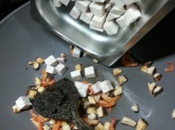 step6: 再加入芋頭粒炒勻