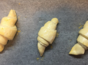 step16: 酥皮位置掃上蛋醬，記住要薄，否則好易焗燶！