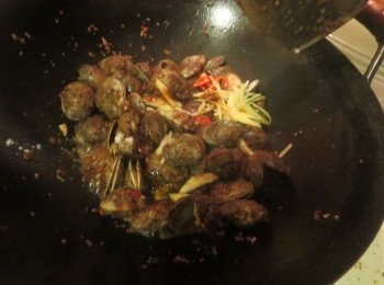 step3: 加入姜丝炒香，然后加入<span class="group_3">调味料B</span>炒熟，盛起趁热享用。