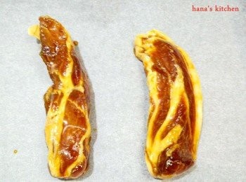 step2: 再烤盤上墊上烤紙後將肉塊放上.用200度烤40分鐘即完成.（烤的途中要上下翻面