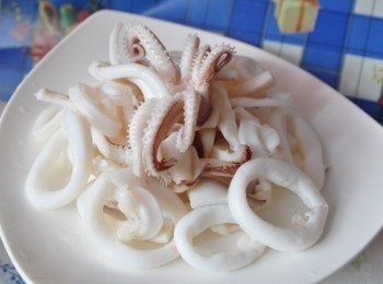 step5: 用滾水先將透抽川燙撈起備用