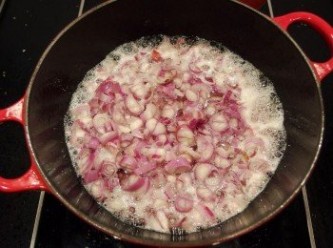 step5: 將油溫加熱至170度c(用一根筷子放入鍋裡,當筷子旁邊有小泡泡時代表油溫約170度c),放入紅蔥頭末慢慢爆香。