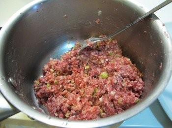 step1: 將牛絞肉攪拌到有黏性，加入鹽、胡椒各1/2茶匙，繼續攪拌直到均勻，再加入牛奶拌勻後在加入蔥花和米攪拌。