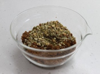 step6: 把果仁碎, 黑糖和肉桂粉拌勻