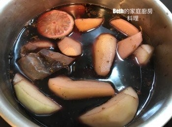 step3: 西洋梨去皮，切半或是切成4塊，放入鍋中，加入檸檬片，小火煮30分鐘