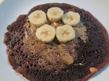 step5: 煎好的薄餅.抹上花生醬.鋪上香蕉對摺起來