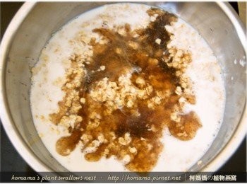 step2: 將燕麥片與鮮乳一同入鍋，再放入黑木耳養生露與桂圓。