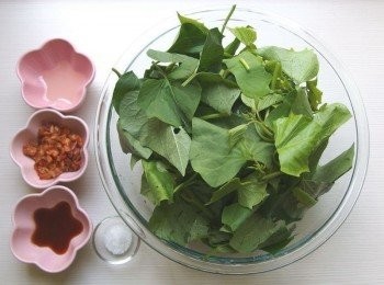 step1: 準備所有材料。將地瓜葉嫩芽及嫩葉摘下,清洗乾淨。