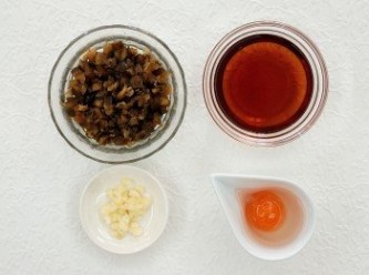 step2: 將脆瓜裡的醬汁瀝出,脆瓜切碎。蒜末切碎。生鹹鴨蛋先取出備用。