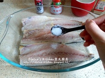 step2: 鯖魚柳洗淨用廚紙抹乾水份 , 放入器皿內加少許鹽及胡椒粉拌勻魚的兩面