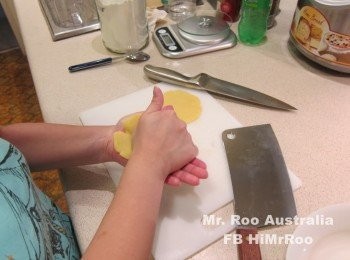 step2: 1.      
將包身材料混合, 牛油除外.
2.      
麵團搓好之後, 先至加牛油, 再搓. 直至麵團起筋有彈性, 彈到可以拉出薄膜再拉下拉下.
3.  
由佢發酵第一次. 係微暖的環境下進行更好, 可以係枱燈下或者微暖焗爐裡面, 記住唔可以太熱, 佢唔焗得住.