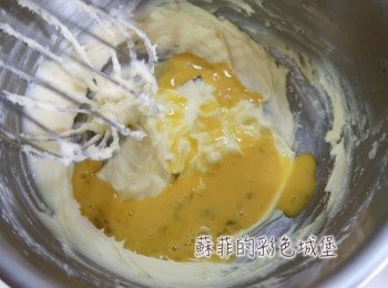 step2: （<span class="group_2">菠蘿皮</span>做法）再將35g的全蛋液分3次加入，攪拌均勻。