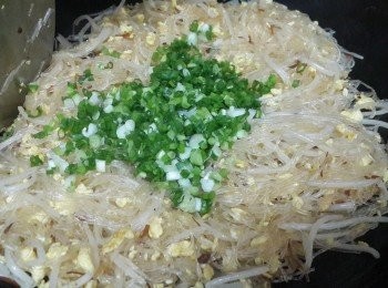 step9: 倒入蔥花快速炒勻