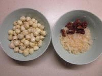 step1: 蓮子.紅棗.白木耳洗淨,紅棗剪半把核去除,白木耳剪成適當大小