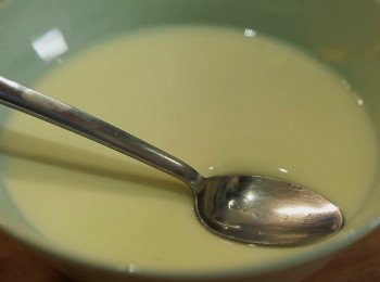 step6: 倒好後靜止放著用蓋蓋好待5-10分鐘凝涸, 打開放隻匙羹在上面不下沉，布甸狀即可吃或待完全放涼冷藏後，凍吃更美味