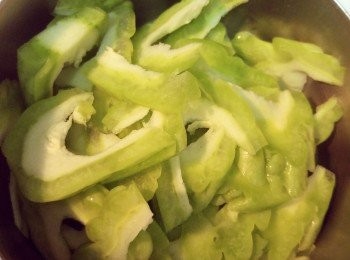step2: 苦瓜去瓜瓤後,斜切成薄片。