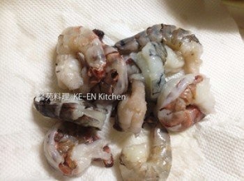 step1: 蝦仁去腸泥加入太白粉、鹽（分量外）抓洗乾淨用紙巾擦乾